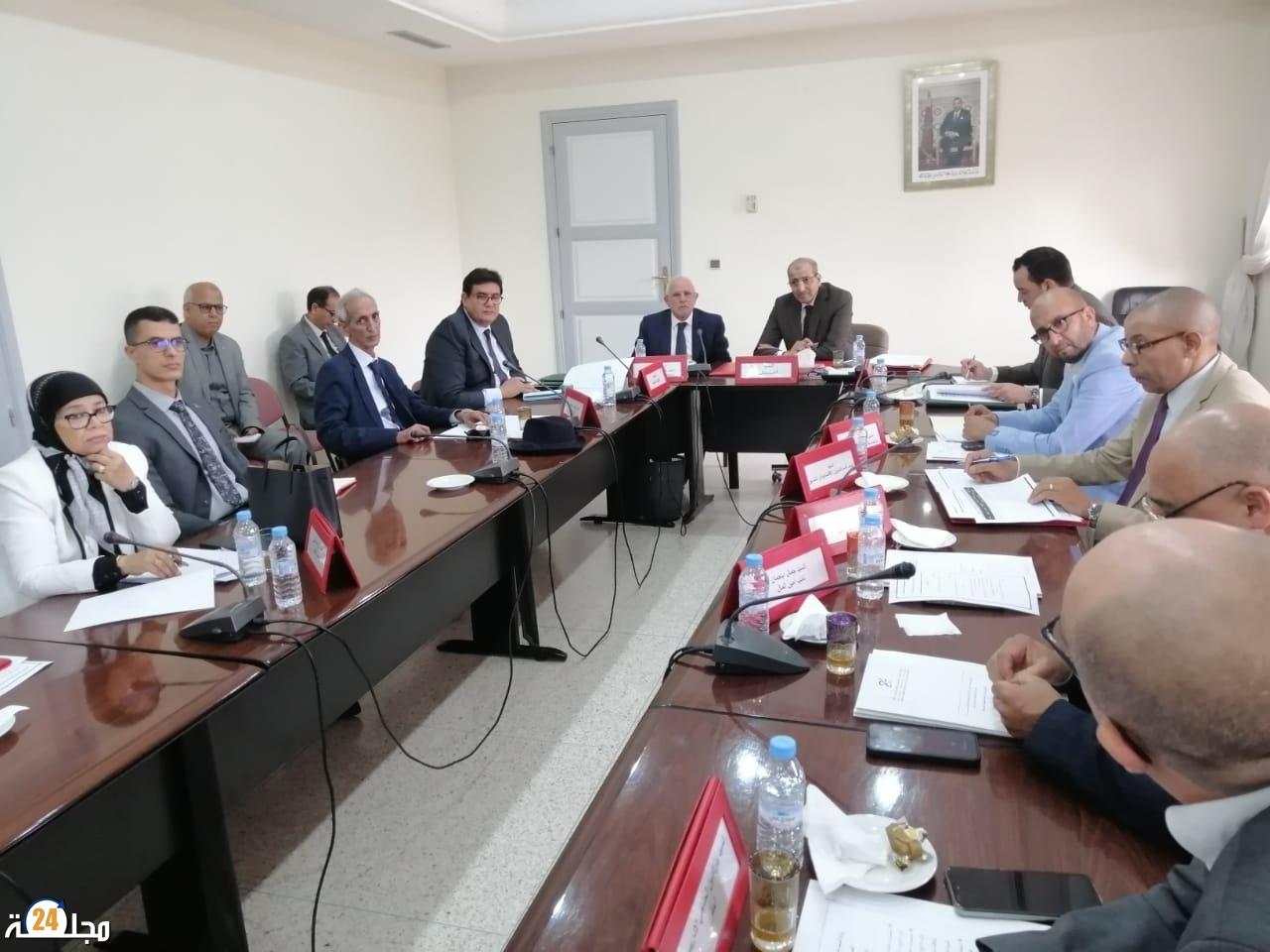 عامل الإقليم يدعو إلى الدفع بالمناطق الصناعية وتطوير المنتوج السياحي المحلي