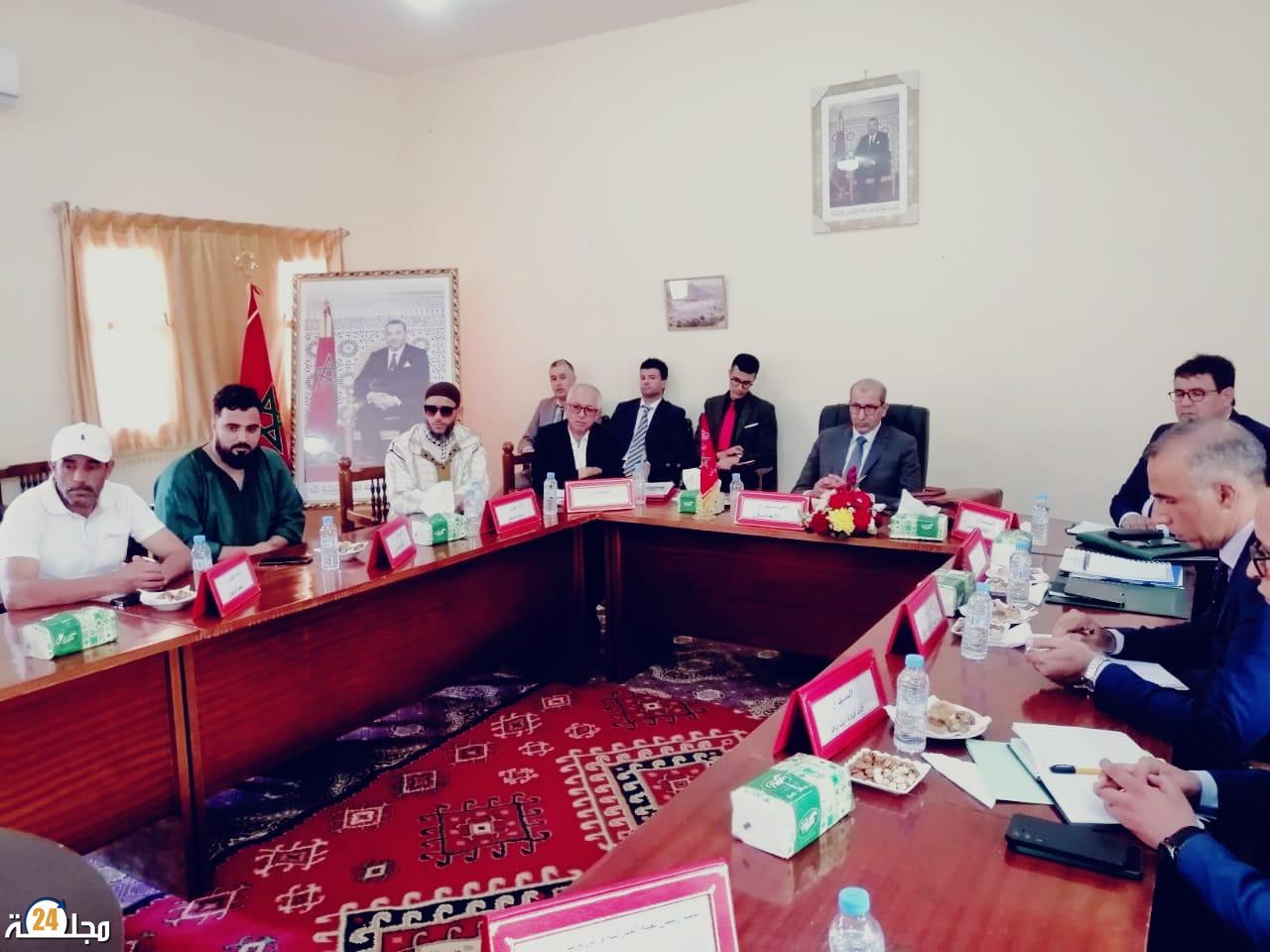 من السهل إلى الجبل.. عامل الإقليم يواصل لقاءاته التواصلية بجماعة آيت امزال