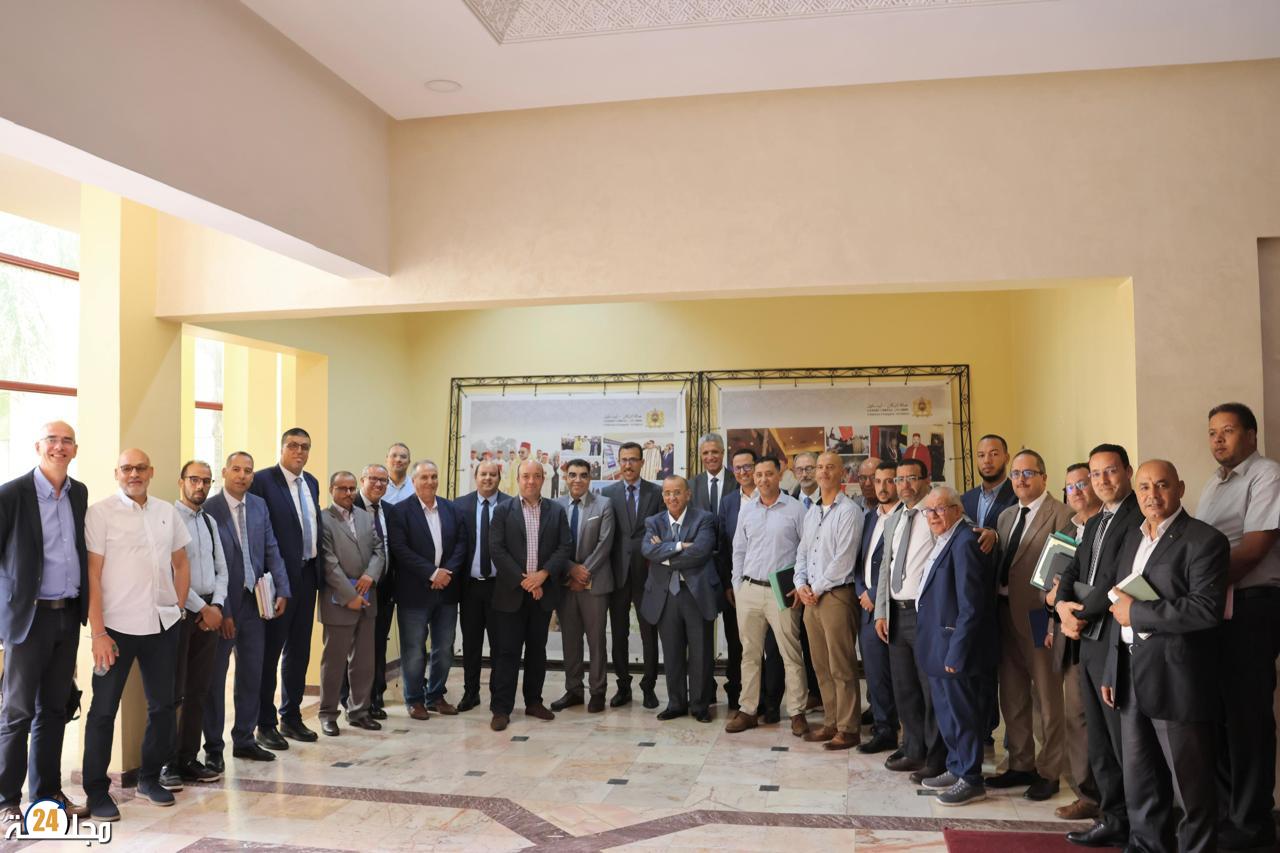 إسماعيل أبو الحقوق يؤكد التزام عمالة إنزكان أيت ملول بإنجاح مشروع التسويق الفلاحي الرقمي.