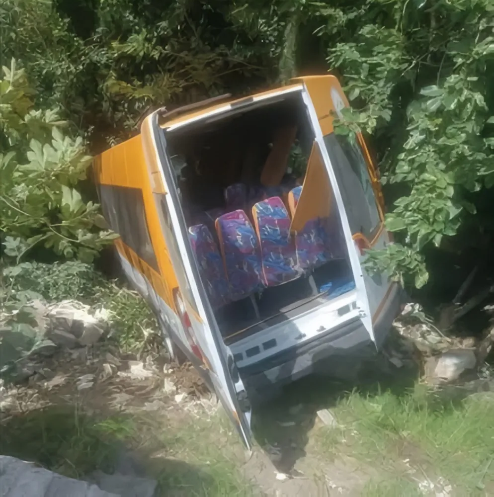 تطوان.. فتح تحقيق في حادثة سير خطيرة لحافلة مدرسية نجا منها الجميع بأعجوبة