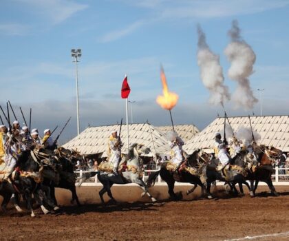 بين الفرجة والتأطير السياسي… هل تحوّلت مواسم سطات ومهرجاناتها إلى حملات انتخابية مبكرة؟