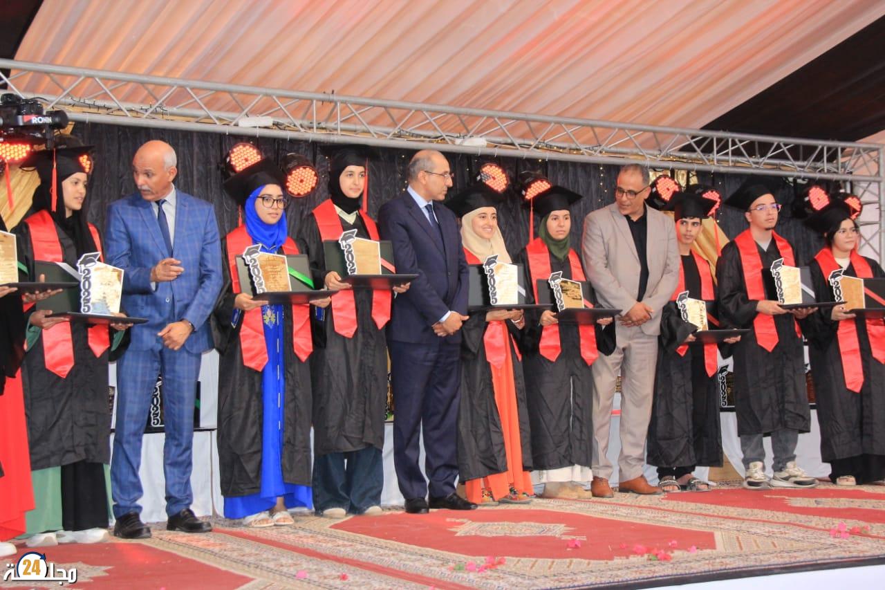 عامل اشتوكة يكرّم المتفوقين ويحتفي بتألق تلميذ في أولمبياد الرياضيات