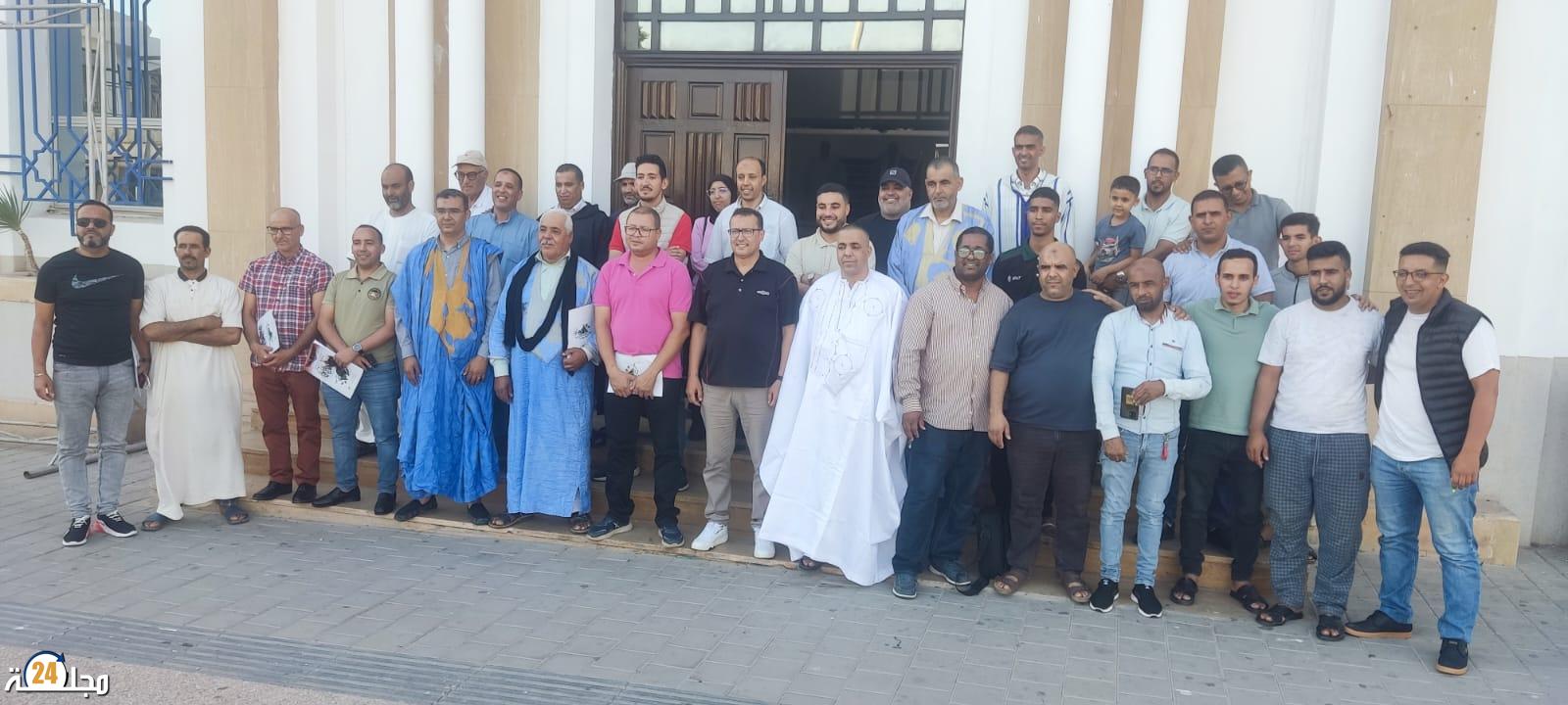 ندوة صحفية تسلط الضوء على النسخة الرابعة من ملتقى الخيمة الحسانية تحت شعار: “عيد العرش المجيد، تجديد للبيعة والوفاء”.