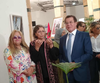 معرض الفنانة فاطمة ديوراني مرايا شعرية ينعكس فيها الأسود سيد الألوان