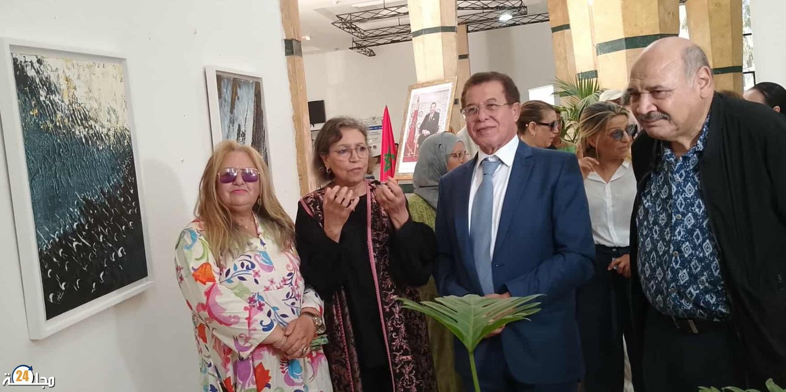 معرض الفنانة فاطمة ديوراني مرايا شعرية ينعكس فيها الأسود سيد الألوان