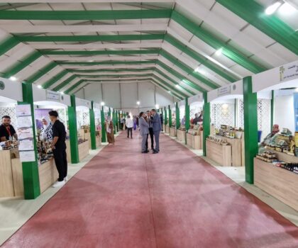 الكاتب العام والوفد الرسمي يعطون انطلاقة النسخة الخامسة لمعرض المنتجات المجالية بميدلت