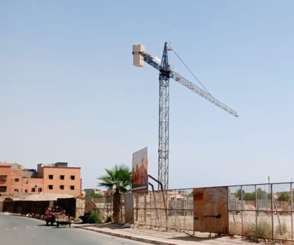 رافعة شاهقة تهدد أرواح المواطنين بمراكش رغم سحب ترخيص المشروع