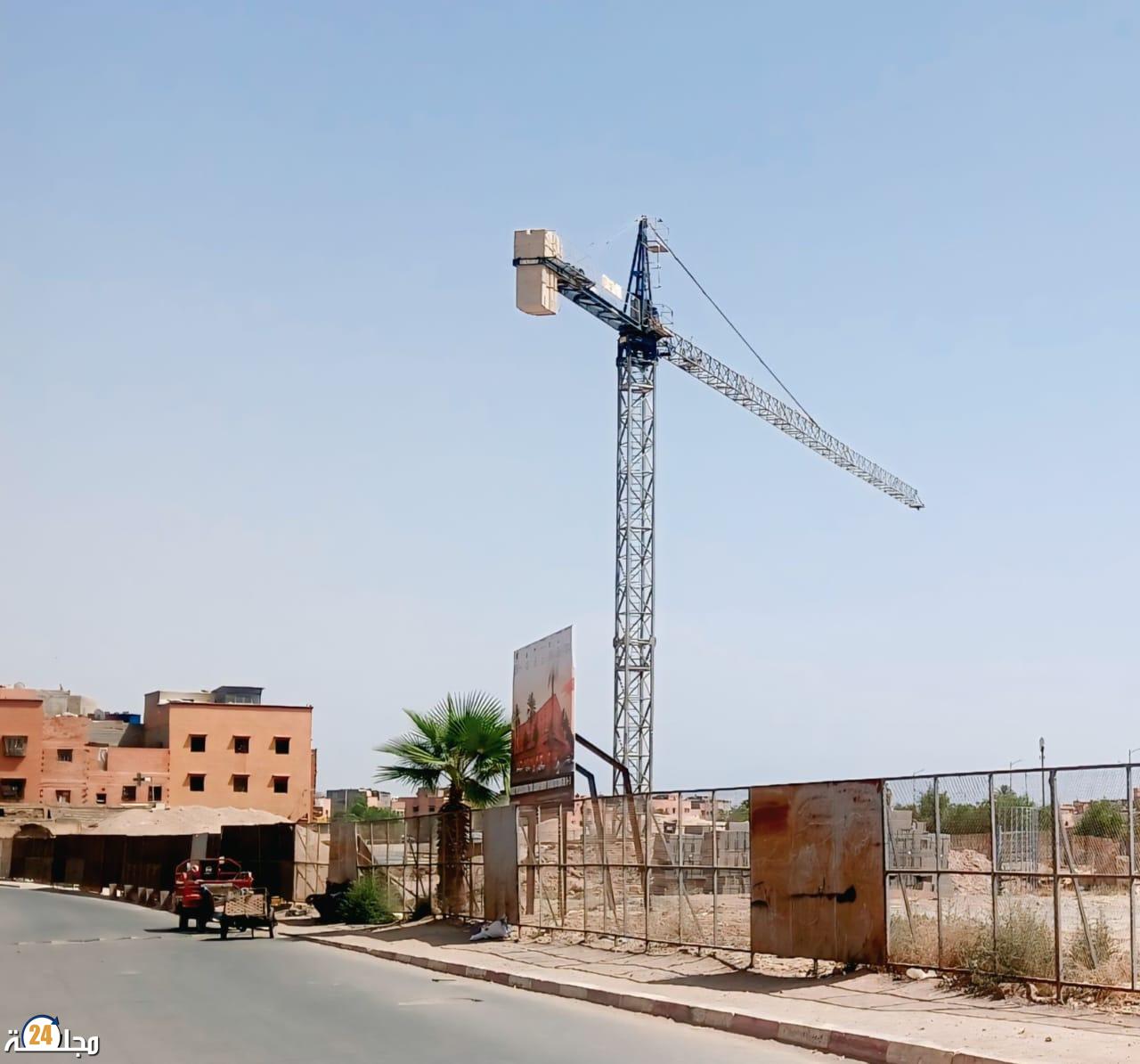 رافعة شاهقة تهدد أرواح المواطنين بمراكش رغم سحب ترخيص المشروع