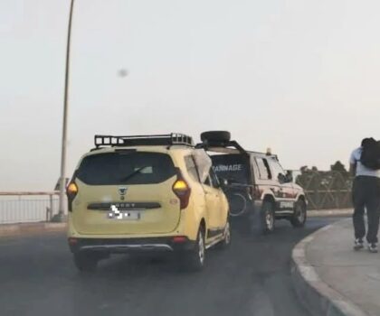 سائق طاكسي بسطات يرفض إنزال راكب.. والأخير يقفز من السيارة في مشهد خطير يستنفر الأمن