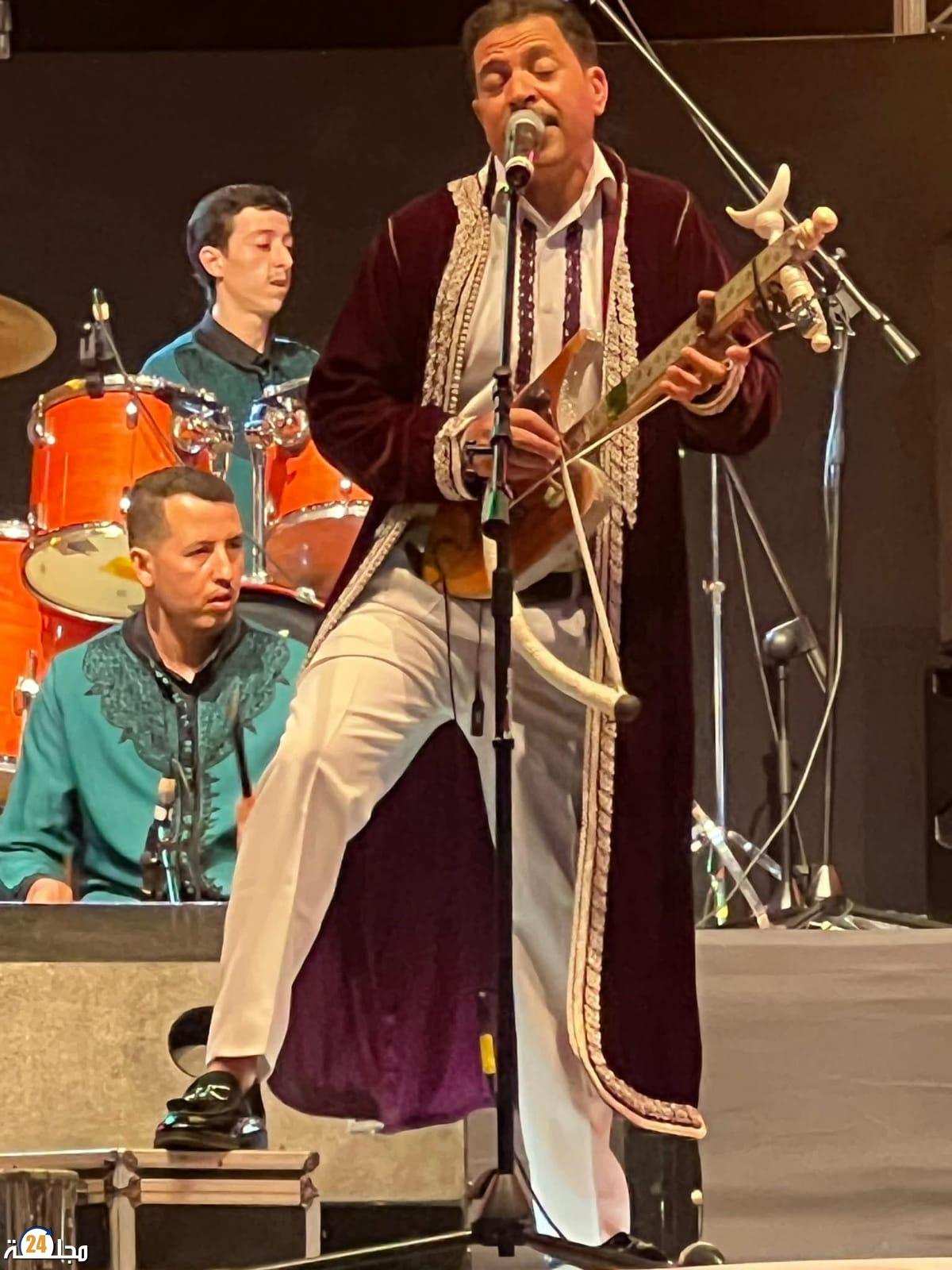 الحسين الطاووس يرفع الإيقاع بمنصة سيدي إفني.. وجمهور واسع يتابع سهرة هذا المبدع