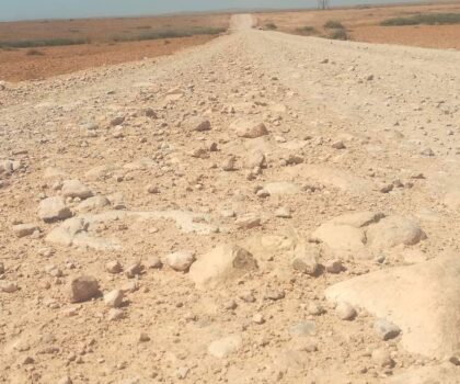 صفقة طرقية مشبوهة بإقليم سطات.. تشققات في الطريق وتواطؤ بين المقاول وموظف جماعي!
