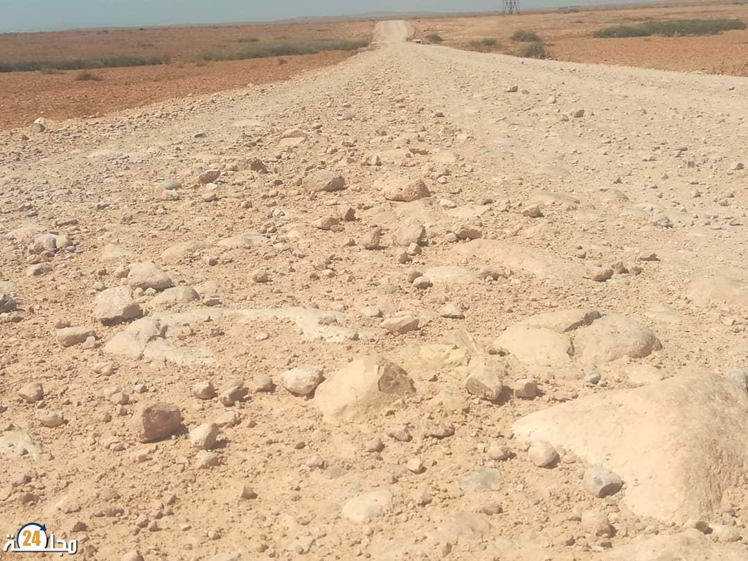 صفقة طرقية مشبوهة بإقليم سطات.. تشققات في الطريق وتواطؤ بين المقاول وموظف جماعي!