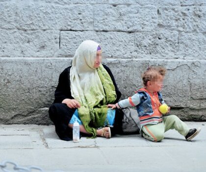 استئنافية الحسيمة تؤيد حكما ضد سيدة متهمة بالتسول واستغلال أطفال قاصرين