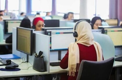 قانون فرنسي يهدد بحرمان آلاف الشباب المغاربة من العمل في مراكز النداء