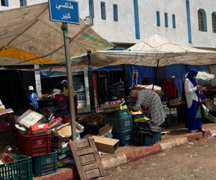 من يسير ضد توجهات الدولة والحكومة بالفنيدق؟