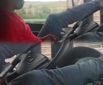 الدرك الملكي بأولاد غانم يعتقل سائق شاحنة تهور وقاد بقدميه وسط الطريق السريع