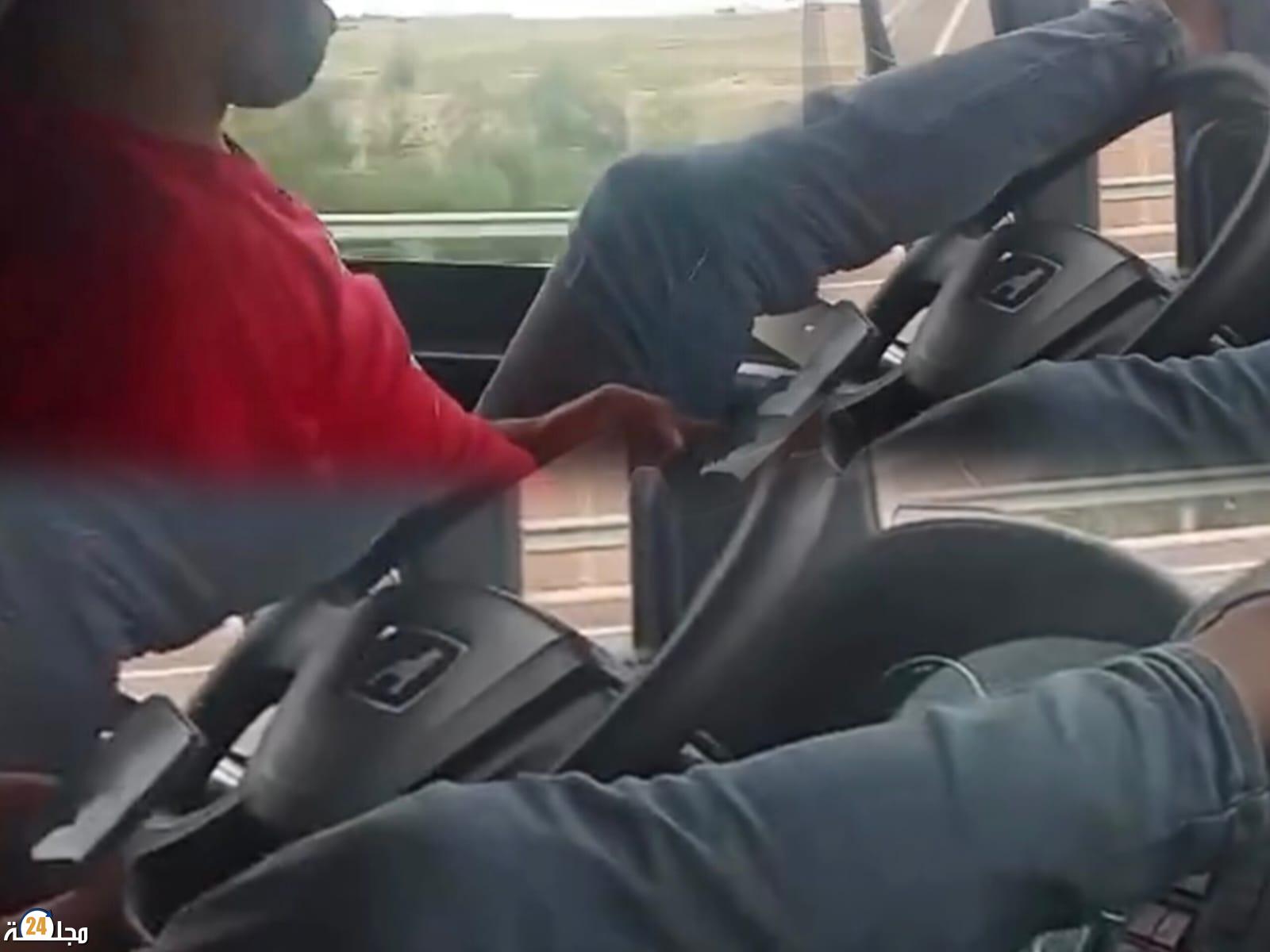 الدرك الملكي بأولاد غانم يعتقل سائق شاحنة تهور وقاد بقدميه وسط الطريق السريع