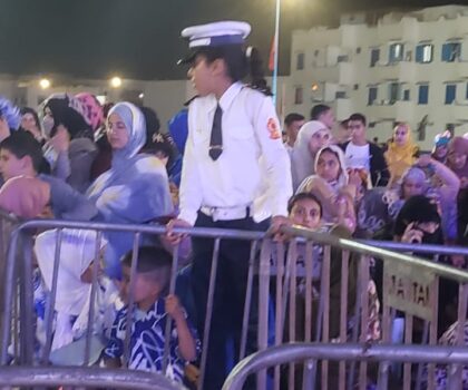 طفلة بزي شرطة تخطف الأنظار في مهرجان سيدي إفني للثقافة والفن