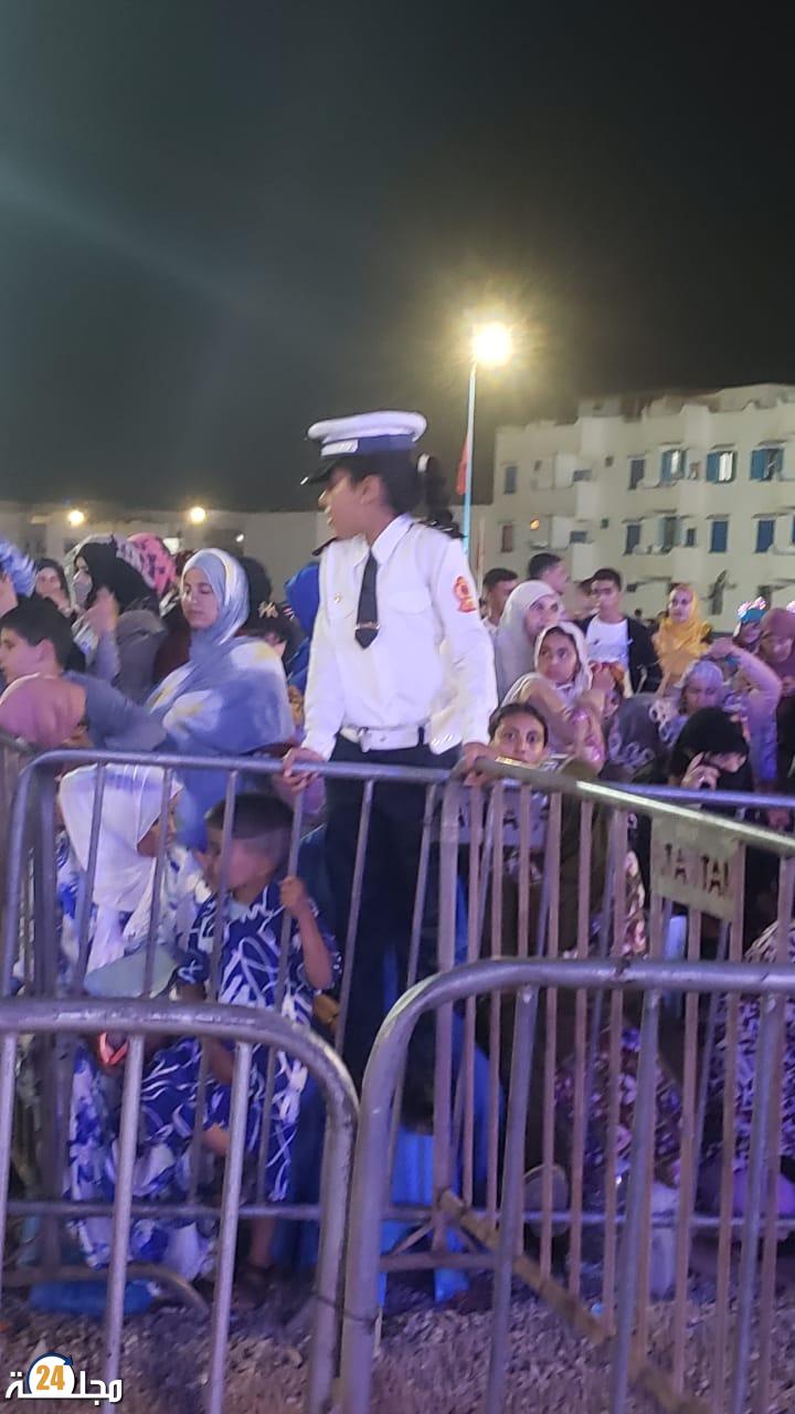 طفلة بزي شرطة تخطف الأنظار في مهرجان سيدي إفني للثقافة والفن