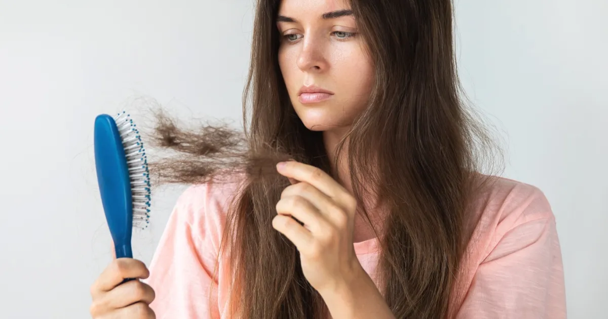 خمسة فيتامينات أساسية لتعزيز نمو الشعر واستعادة كثافته