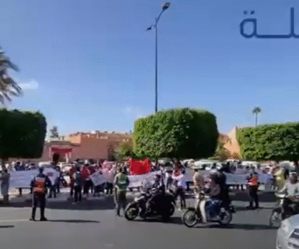 بالفيديو…مراكش.. وقفة غير مسبوقة لعمال مقاهي الشيشة بمراكش ضد قرارات الإغلاق