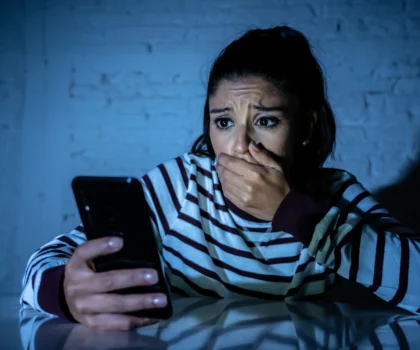 خنيفرة تهتز على وقع انتحار شابة.. وراقي متّهم بالابتزاز والضغط النفسي “نبقى تابعك حتى تنتحري”..