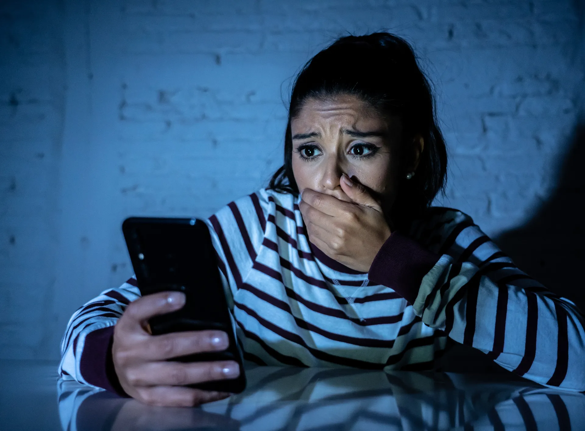 خنيفرة تهتز على وقع انتحار شابة.. وراقي متّهم بالابتزاز والضغط النفسي “نبقى تابعك حتى تنتحري”..