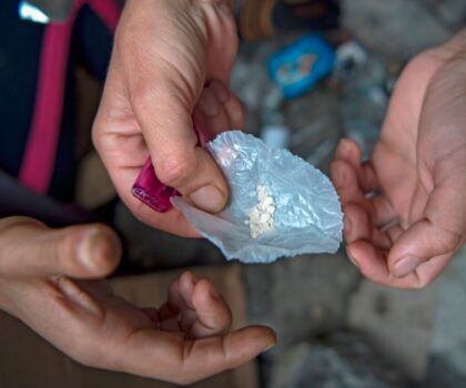 البوفا.. “كوكايين الفقراء” يتسلل إلى المدارس ويهدد مستقبل المراهقين بالمغرب