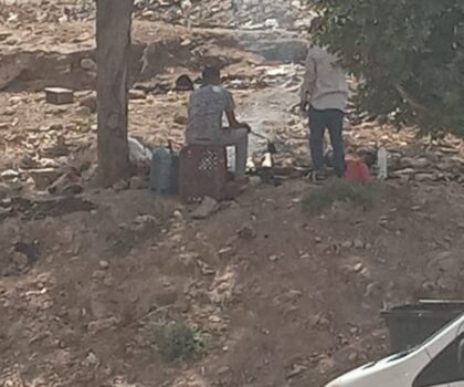 سطات..جزار يحرق أرجل و رؤوس أكباش وسط النفايات و الأزبال في غياب لدور السلطة المختصة