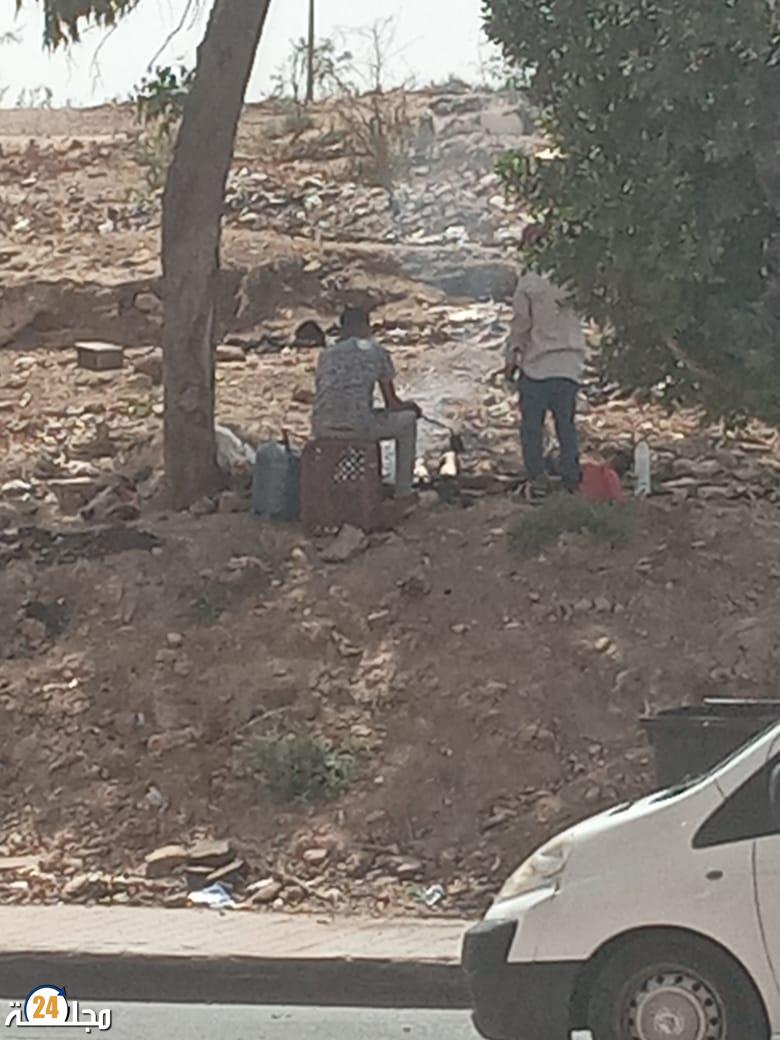 سطات..جزار يحرق أرجل و رؤوس أكباش وسط النفايات و الأزبال في غياب لدور السلطة المختصة