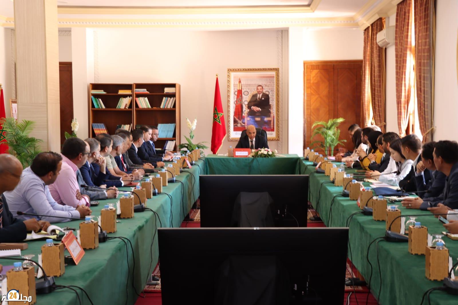 عامل إقليم سطات يعقد لقاءً مع المستثمرين لتسريع وتيرة الاستثمار وخلق فرص جديدة