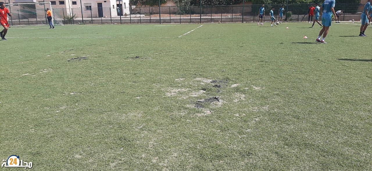 سطات… ملعب “لانيكس” من عشب اصطناعي إلى إسمنت بارد!