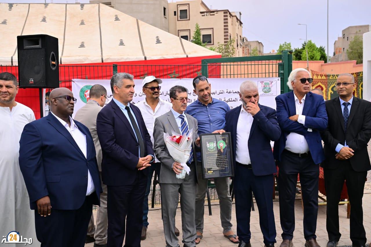 الجامعة الملكية لكرة القدم تُسلّم ملعب دار الحمراء بالبروج بعد تجهيزه بعشب اصطناعي من الجيل الجديد
