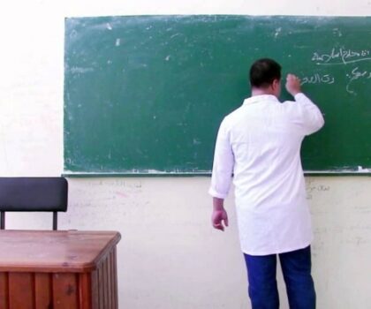 مراسلة تحثّ الأساتذة على ارتداء الوزرة تخلق جدلاً مع بداية الدخول المدرسي