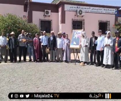 ساكنة أولاد عبد الصادق بجماعة سيدي أحمد الخدير تنتفض ضد مشروع يهدد بدفن القرية تحت رائحة الدجاج