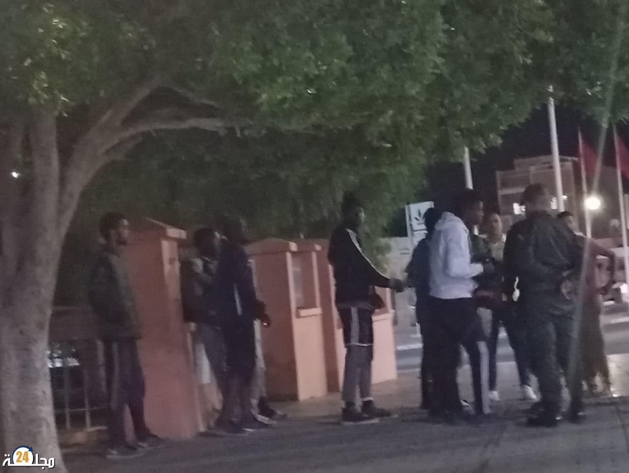 نزوح جماعي لمهاجرين ومتشرّدين يثير قلق ساكنة البروج ويعيد الجدل حول مقاربة الترحيل