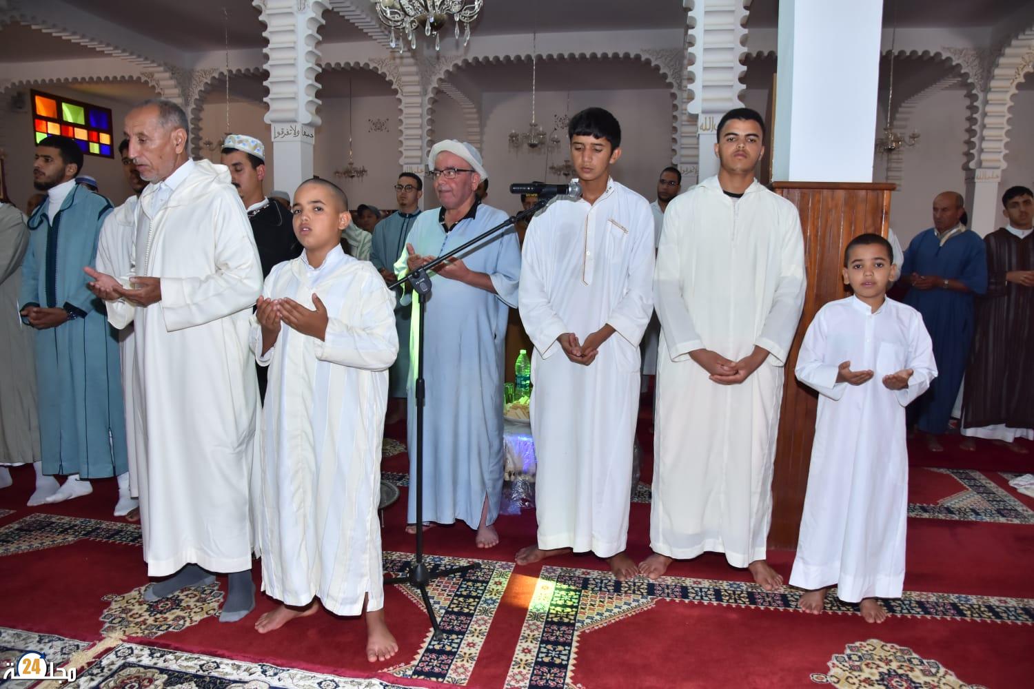 تيزنيت تحيي الذكرى الـ27 لوفاة المغفور له الملك الحسن الثاني بتسليم هبات ملكية لشرفاء الزوايا