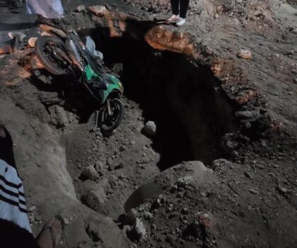 سقوط سائق دراجة بسبب حفرة على طريق بيوكرى – القليعة بأكادير