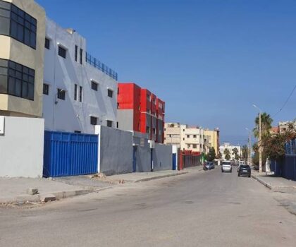 من يحمي صاحب شركة لصناعة مواد البناء بالحي الصناعي بسطات؟