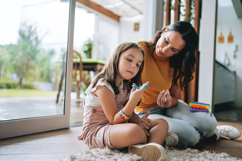 معدلات التوحّد تتضاعف عالميًا… والخبراء يكشفون الأسباب