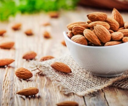 اللوز: وجبة خفيفة مغذية لكن الإفراط فيه قد يضر بالصحة