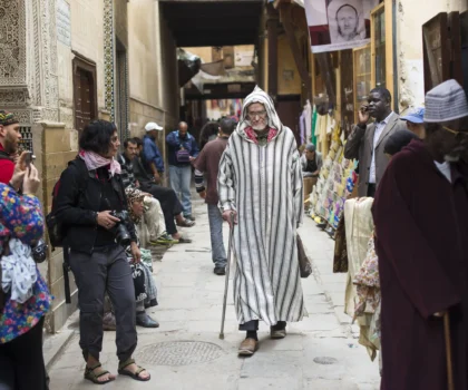 أبعدنا التمدن…كبارنا يواجهون صمت الأحياء و بُعد الذاكرة