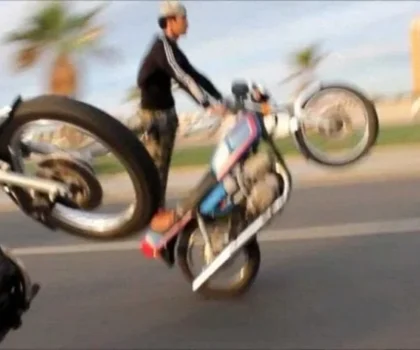 فوضى أمام إعدادية مجمع الخير بسطات… متهورون بدراجات نارية يتحرشون بالتلميذات وساكنة الوجدان تستغيث