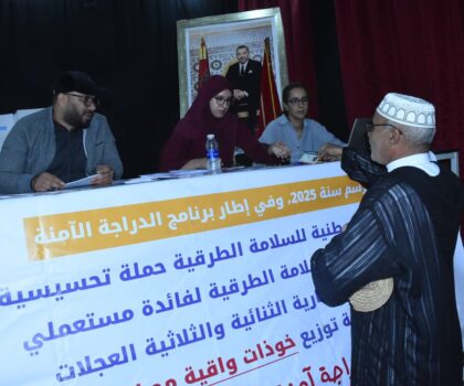 نارسا تطلق حملة تحسيسية حول السلامة الطرقية وتوزع خوذات واقية لأصحاب الدرجات بمدينة بن جرير