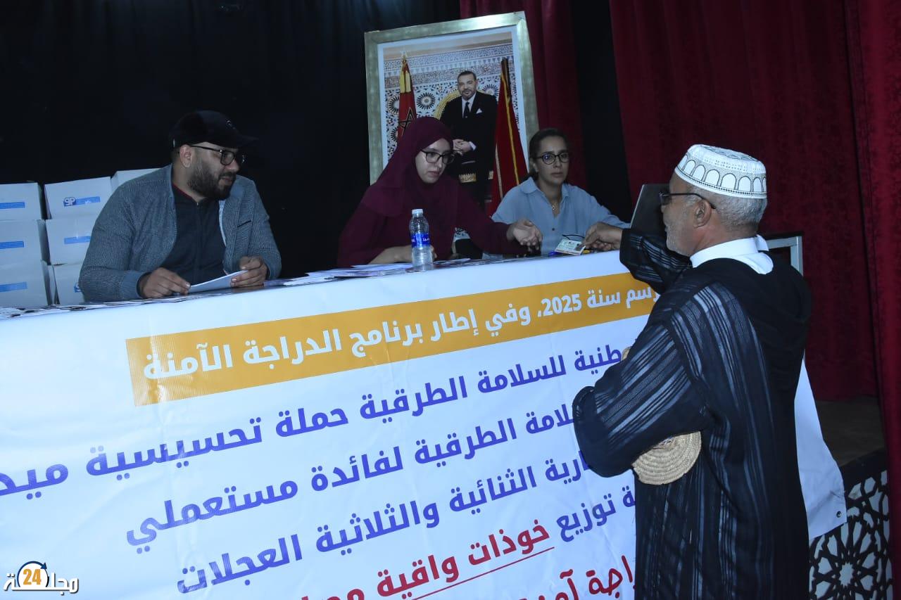 نارسا تطلق حملة تحسيسية حول السلامة الطرقية وتوزع خوذات واقية لأصحاب الدرجات بمدينة بن جرير