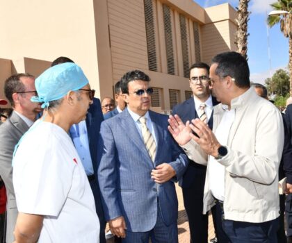 عامل إقليم الرحامنة السيد عزيز بوينيان يعطي انطلاقة القافلة الطبية بصخور الرحامنة