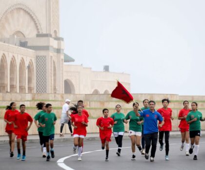 بصير وعشيق يحظيان بشرف حمل العلم الوطني في المرحلة الرابعة من” سباق التناوب الرمزي المسيرة الخضراء”