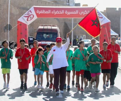 شريفة مسكاوي تحمل العلم الوطتي في المرحلة الخامسة من” سباق التناوب الرمزي المسيرة الخضراء” الرابطة بين الجديدة وأسفي