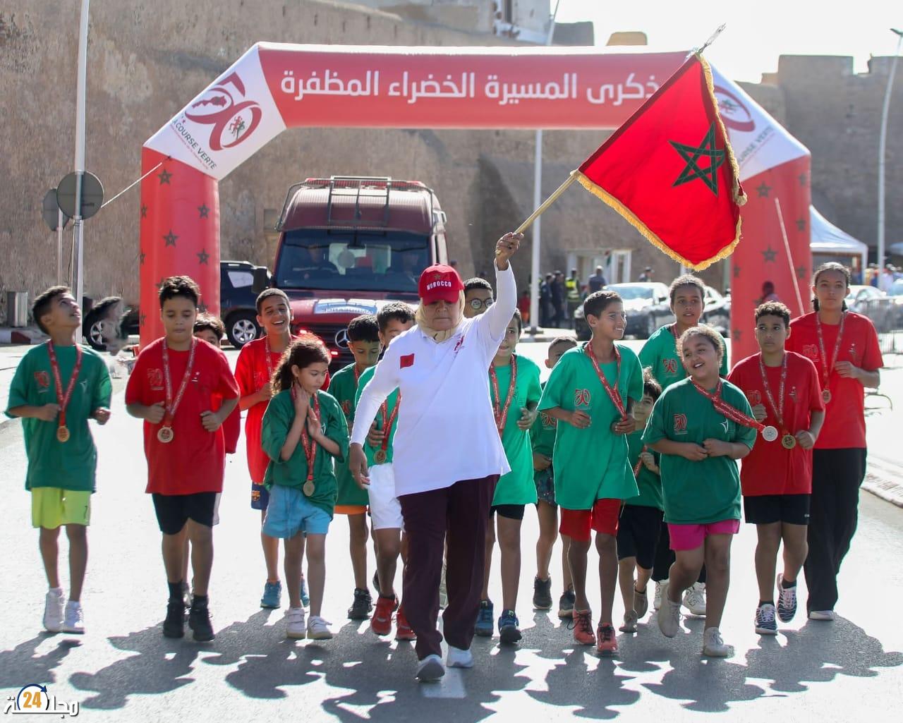 شريفة مسكاوي تحمل العلم الوطتي في المرحلة الخامسة من” سباق التناوب الرمزي المسيرة الخضراء” الرابطة بين الجديدة وأسفي