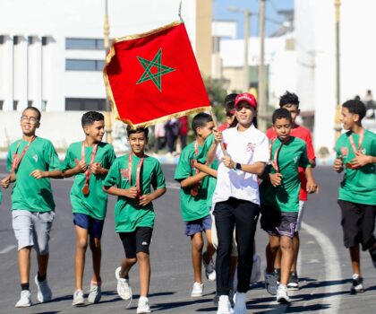 فاطمة الزهراء كردادي حاملة العلم الوطني في المرحلة السادسة من” سباق التناوب الرمزي المسيرة الخضراء” بين آسفي والصويرة